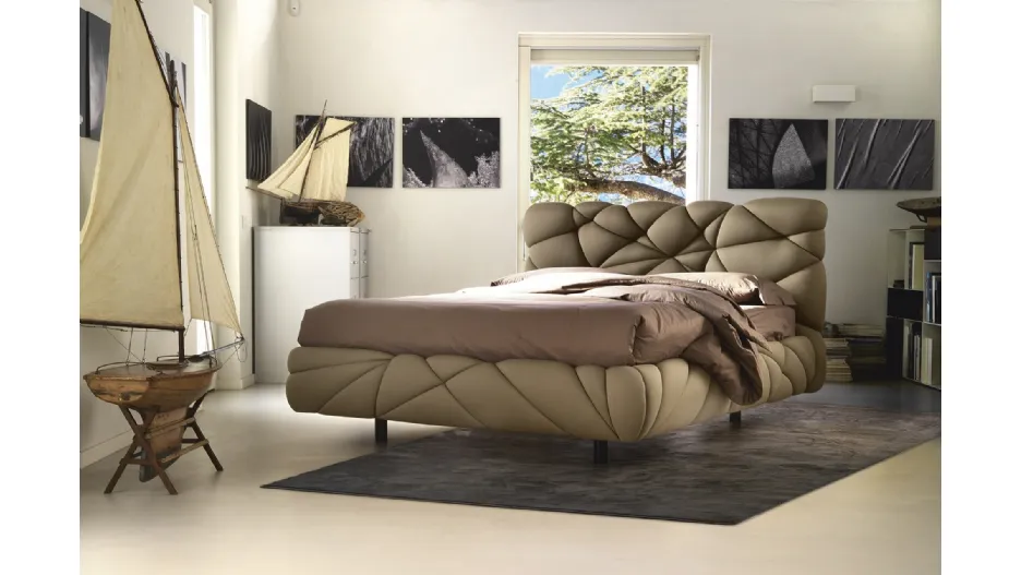 Letto di design imbottito e soffice come una nuvola Marvin di Noctis